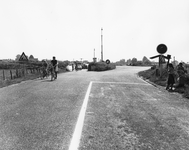 842719 Afbeelding van het verkeer bij de aanlegplaats van de veerdienst Eck en Wiel-Amerongen over de Nederrijn, aan de ...